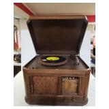 Old Tyme Record Player/Radio