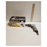 Pneumatic Feed Spray Gun And A Pneumatic