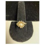 14K Gold Ladies Ring - Floral Pearl Design