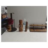 Metal Floral Paper Towel Holder, Wooden Desk