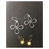 (2) Pair Ladies Wire Flower Shaped Earrings