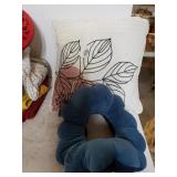 Total Pillow & White Leaf Pillow