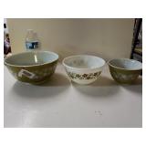 Vintage Pyrex Crazy Daisy Pattern Nesting Bowls