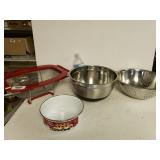 Colanders And Mixing Bowls