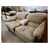 Benchcraft Couch Matches Lots 3014, 3015, 3015A