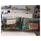 2 Twin Comforters With Pillowcases