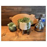 House Decor & Pig Cutting Board