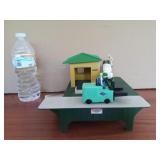 K-Line Barrel Loader with Barrels and 2 Figures