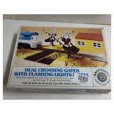 Bachmann Dual Train Crossing Gates With Lights