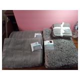 NEW 2 Comfort Bay Matching Bath Towels, One 5