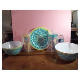 NEW 2 Melamine Serving Bowls, 4 Dinner Plates & 2