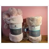 Comfort Bay Pom Pom Throw & Royal Plush Throw NEW