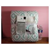 NEW Comfort Bay Full/Queen Reversible Quilt