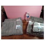 NEW Comfort Bay 2 Bath Towels, Bath Rug & One 5