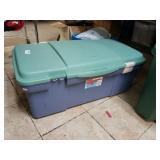 Rubbermaid 19.5 Gallon Storage Tote. One Clip