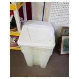 Style master Storage Bins With Tops(3)