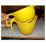Set of 2 Yellow measuring cup pitchers - liquid