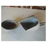 Metal later and scoop