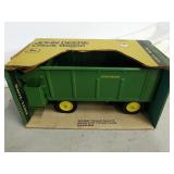 1/16 John Deere Chuckwagon in ice cream box