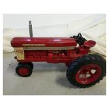 1/16 Farmall 560 row crop tractor with quick