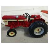 1/16 International 460 utility tractor