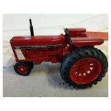 1/16 International 686 row crop tractor