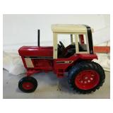 1/16 International 1086 tractor