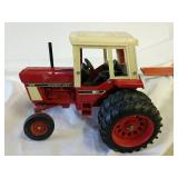 1/16 International 1586 with rear duals tractor