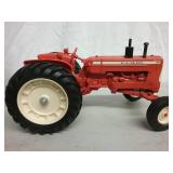 D-19 ALLIS CHALMERS TRACTOR SCALE  1/16 with box