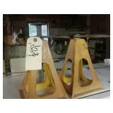 2 plastic jack stands