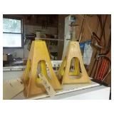 2 plastic jack stands