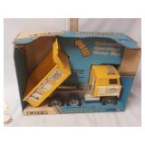 Hydraulic dump truck with automatic operating