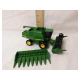 1/32 scale John Deere (2) head combine