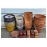 20 outdoor flower pots. Plus 2 underpot holders.