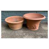 2 Outdoor flower pots. One has a crack. 18x18