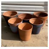 6 Outdoor flower pots. One has a small crack.