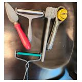 5 VTG Kitchen Utensils