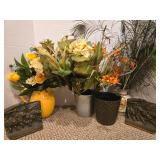 Mixed Floral Dï¿½cor & Horse Bookends