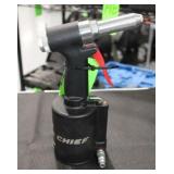 Chief 1/4" Air Hydraulic Riveter