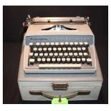 Vintage Remington Travel-Riter Typewriter in Case
