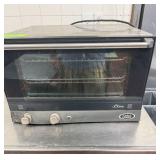 Cadco Unox Model XAF013 1/2-Size Convection Oven