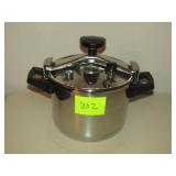 Pressure Cooker 3" T Almost Like NEW Pressure Cooker 3" T Almost Like NEW