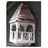 Birdhouse w/ Brown Top Buyer Must Remove