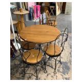 Childï¿½s Ice Cream Parlor Table & 4 Chairs