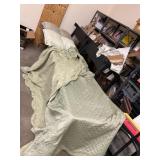 King Bedspread Double Sided & 4 Pillows & Cases