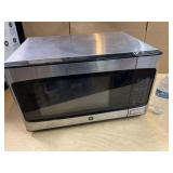 GENERAL ELECTRIC MICROWAVE OVEN - works