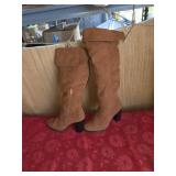Female brown boot size  8/ 38