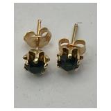 14K green stone earrings 0.70 g