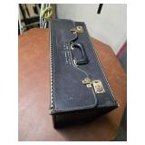 Vintage briefcase full of leather bags. T27