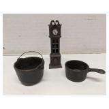 2 Mini cast iron skillets/pts and a metal clock